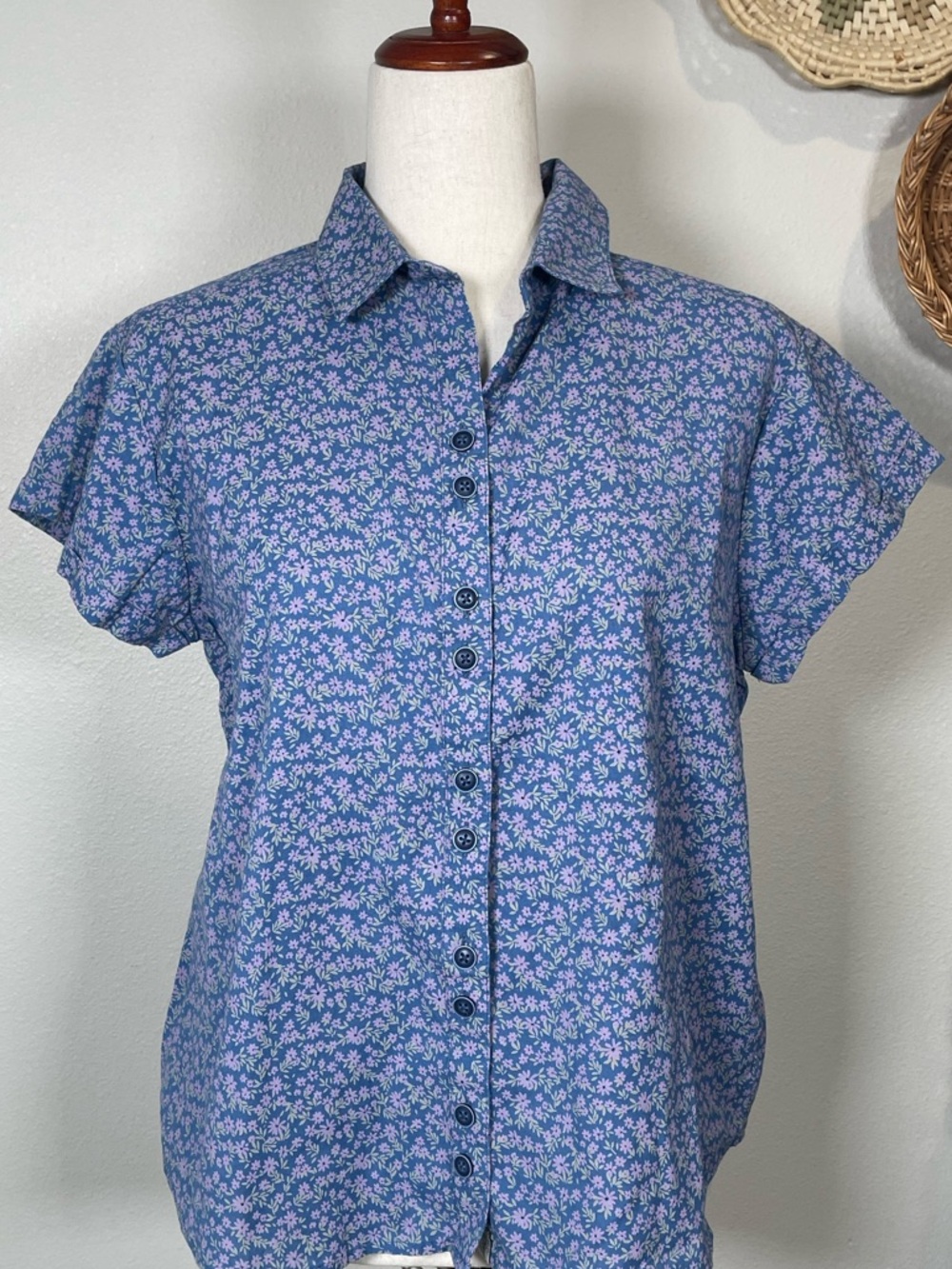 Old Ranch Floral Button Up Blouse Shirt Size Medium Blue & Pink Floral Print Top
